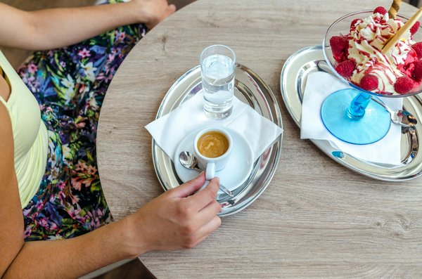 Les peignoirs en satin : élégance et confort à portée de main